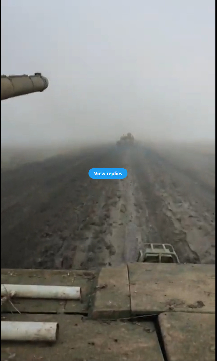 Nhưng do quân đội Nga dường như không có nhiều xe tăng T-14, nên không rõ tổng cộng có bao nhiêu xe tăng loại này có thể được đưa vào chiến trường. Đoạn video cho thấy, có ít nhất hai chiếc xe tăng T-14 đang di chuyển dọc theo con đường đất; một trong số đó đã quay cảnh sương mù dày đặc trên đường đi. 