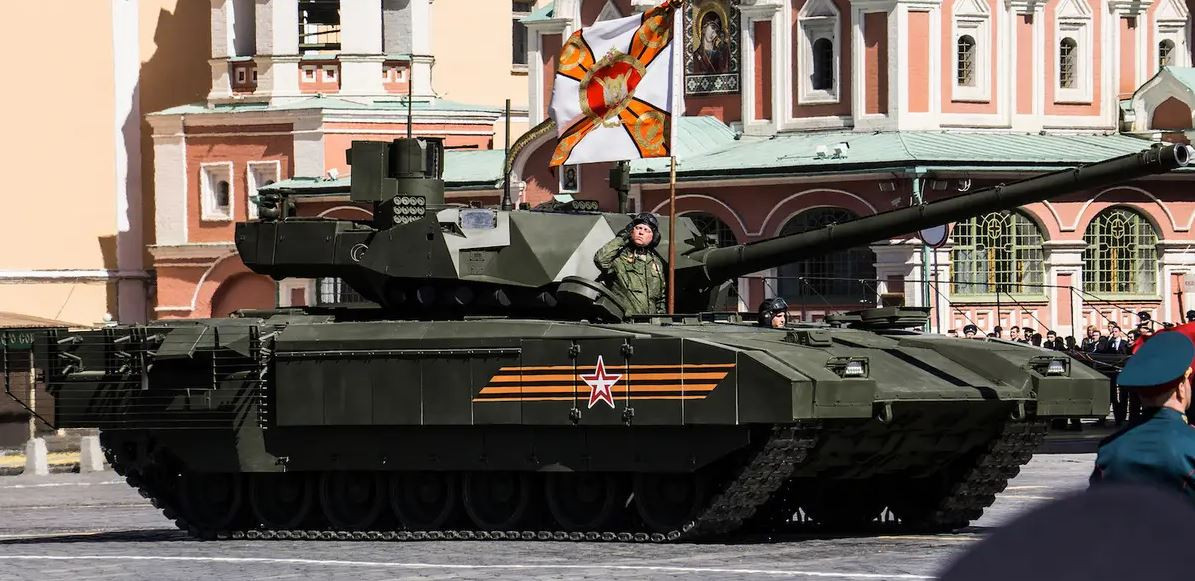 Xe tăng T-14 Armata xuất hiện lần đầu trong Lễ duyệt binh mừng ngày Chiến thắng của Nga vào ngày 9/5/2015. Đây là xe tăng bánh xích hạng nặng, khung gầm được tiêu chuẩn hóa để làm cơ sở chế tạo các loại xe bọc thép khác. Nó được trang bị đầy đủ thiết bị kỹ thuật số, tháp pháo không người lái và khoang bọc thép riêng cho kíp xe.