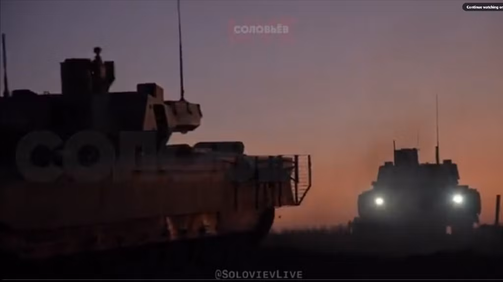 Người dẫn chương trình truyền hình Nga Vladimir Solovyov đã chia sẻ một số hình ảnh và video về xe tăng T-14 Armata trên mạng xã hội. Theo một số nguồn tin của truyền thông Nga, những chiếc xe tăng này đang chuẩn bị được triển khai ở chiến trường Donbass.