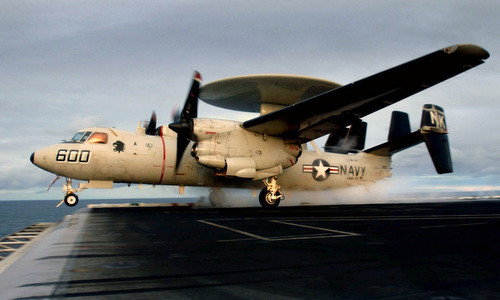 Nên nhớ rằng, những tàu sân bay kiểu Liên Xô, máy bay cất cánh theo kiểu “nhảy cầu” và không được trang bị máy phóng, nên không thể trang bị những máy bay cảnh báo sớm cánh cố định, giống như E2C của Hải quân Mỹ.