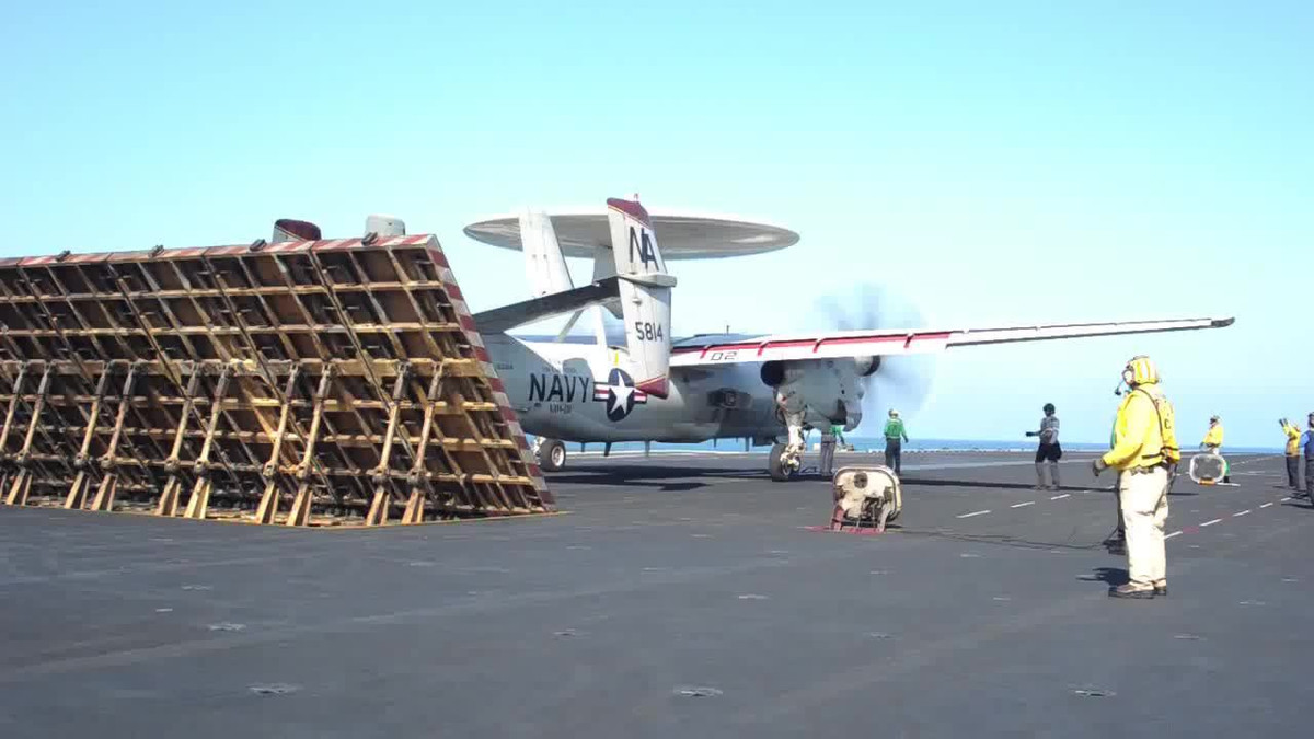 Hiện chỉ những tàu sân bay có hệ thống phóng máy bay như lớp Nimitz của Mỹ, Charles de Gaulle của Pháp và sắp tới là Type 003 của Trung Quốc, mới có thể trang bị máy bay cảnh báo sớm cánh cố định.