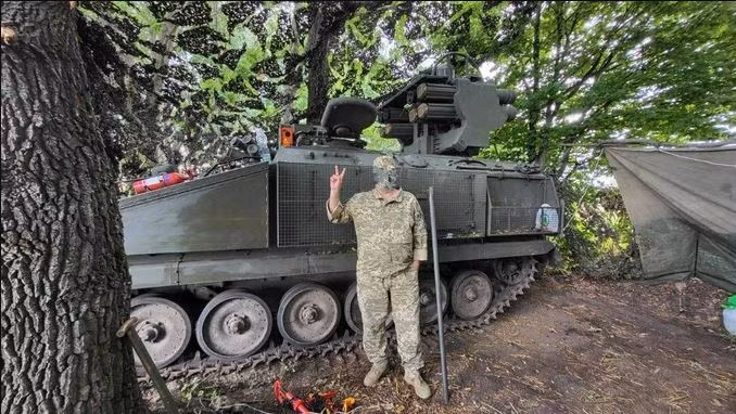 Starstreak có tầm bắn từ 1,5 - 5,5 km, độ cao phòng không tối đa 5.000 mét và có thể chống lại cả máy bay tầm thấp. Đáng chú ý, Starstreak cũng có hiệu quả chống lại các mục tiêu mặt đất. Năng lượng do các đạn con tạo ra tương đương với sức xuyên đạn pháo 40mm, có thể xuyên qua giáp trước của xe chiến đấu bộ binh. 