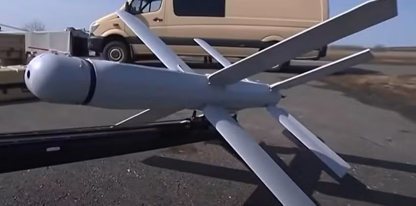 UAV tự sát Lancet của Nga có các thông số phổ biến đối với thiết kế của một UAV tự sát chiến thuật điển hình. Theo những thông tin công khai, sải cánh của Lancet không dài, chỉ một mét. Đầu đạn, hay chính xác hơn là trọng tải mà Lancet mang theo lên tới 3 kg và trọng lượng cùng với trọng tải chỉ là 12 kg.