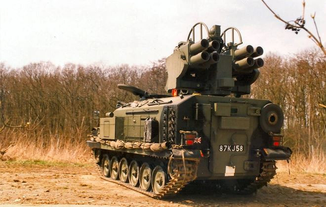 Stormer HVM được thiết kế với trọng lượng khoảng 13,5 tấn; có chiều dài 5,6 m; chiều rộng 2,8 m và chiều cao là 3,4 m. Stormer HVM được bọc lớp giáp giúp bảo vệ kíp chiến đấu trước hỏa lực vũ khí nhỏ và mảnh văng đạn pháo. Kíp chiến đấu của Stormer HVM gồm 3 thành viên: Chỉ huy, lái xe và xạ thủ. 