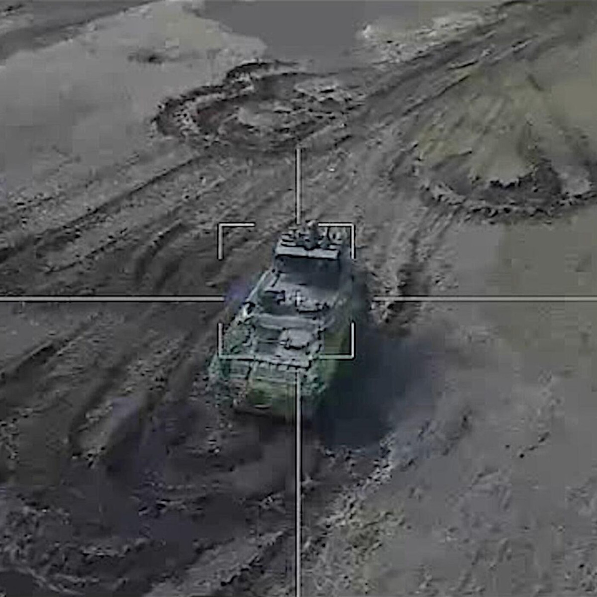 Một chiếc máy bay không người lái thứ hai của Nga, rất có thể làm nhiệm vụ trinh sát và giám sát chiến trường (thường là loại Orlan-10), đã ghi lại cảnh UAV tự sát Lancet đâm thẳng vào giữa khung gầm và tháp pháo của hệ thống phòng không Stormer HVM. 