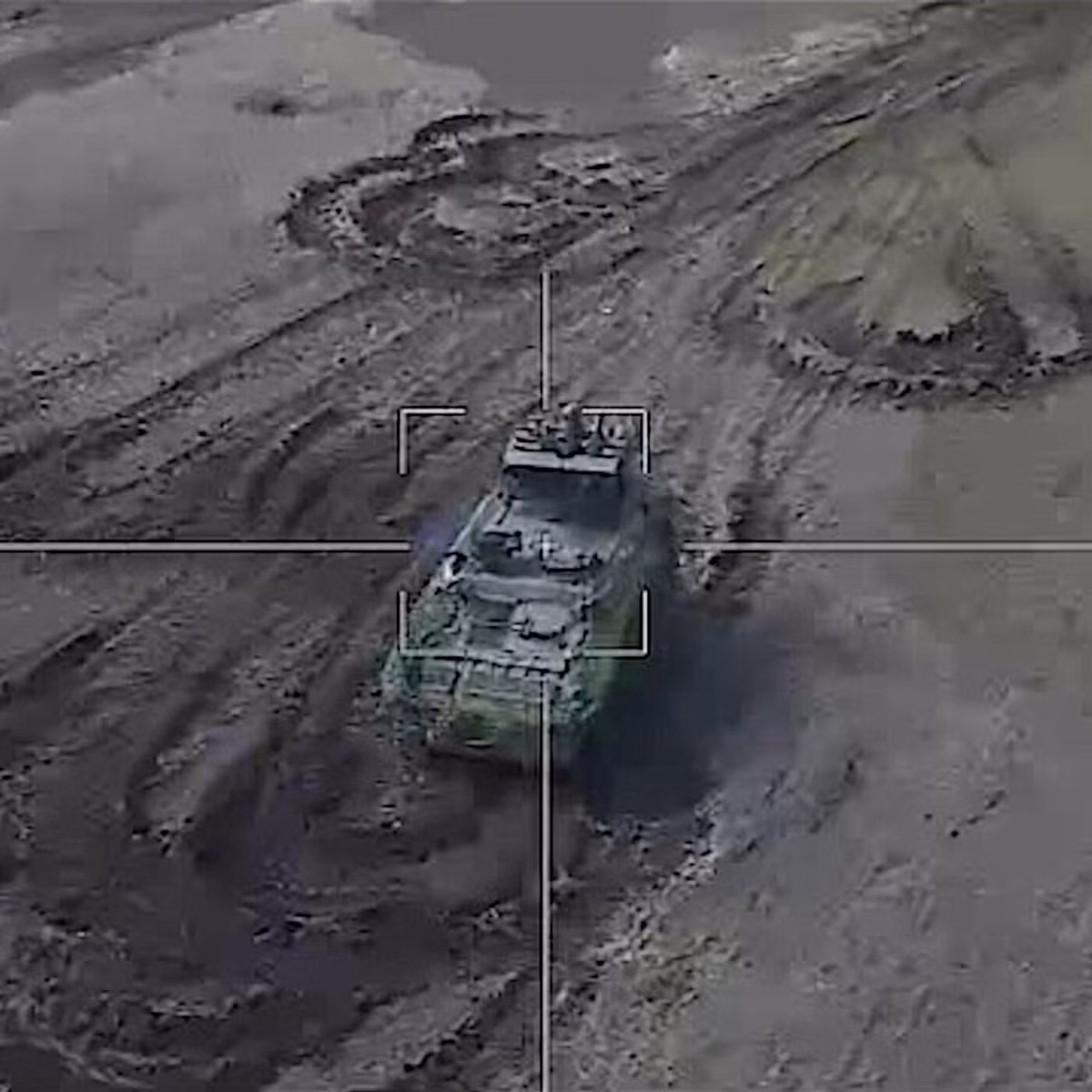 Một chiếc máy bay không người lái thứ hai của Nga, rất có thể làm nhiệm vụ trinh sát và giám sát chiến trường (thường là loại Orlan-10), đã ghi lại cảnh UAV tự sát Lancet đâm thẳng vào giữa khung gầm và tháp pháo của hệ thống phòng không Stormer HVM. 