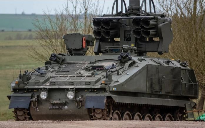 Trong nửa cuối năm 2022, máy bay không người lái tự sát Lancet của Nga đã thực hiện khá nhiều vụ tấn công thành công. Video này cho thấy, cuộc tấn công bằng UAV Lancet vào hệ thống phòng không Stormer HVM của Ukraine từ góc quan sát của một UAV thứ hai của Nga.