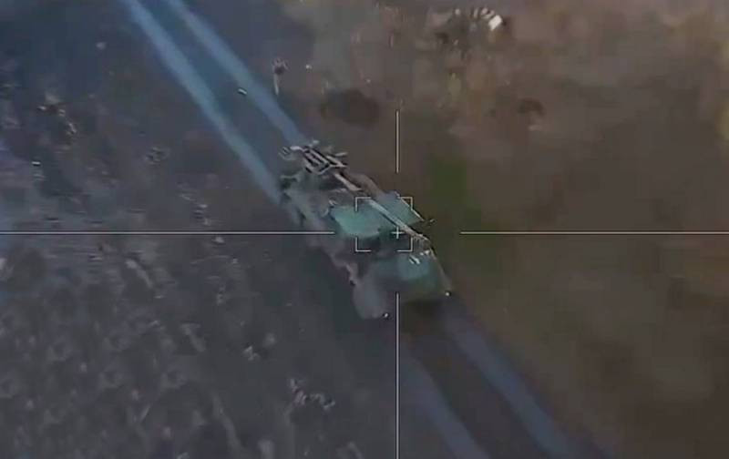 Đặc biệt, một đoạn phim mới về việc phá hủy lựu pháo tự hành 155 mm CAESAR của Pháp bởi một UAV Lancet. Trên tài khoản của những người điều khiển những chiếc UAV này, có hàng chục khẩu Caesar của Pháp, Krab của Ba Lan, M777 của Mỹ là nạn nhân của loại UAV tự sát này.