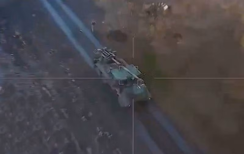 Đặc biệt, một đoạn phim mới về việc phá hủy lựu pháo tự hành 155 mm CAESAR của Pháp bởi một UAV Lancet. Trên tài khoản của những người điều khiển những chiếc UAV này, có hàng chục khẩu Caesar của Pháp, Krab của Ba Lan, M777 của Mỹ là nạn nhân của loại UAV tự sát này.