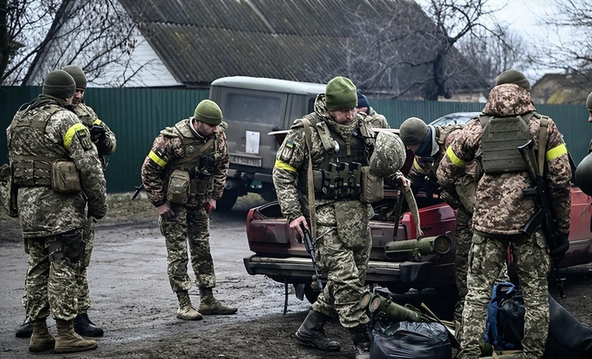 Vì vậy, kể từ khi trận chiến mùa đông quyết định bùng nổ, Quân đội Ukraine đã tăng cường lực lượng phòng ngự ở Soledar để có thể giữ vững thị trấn chiến lược này. Quân đội Ukraine thậm chí còn không ngần ngại thả dù Lữ đoàn tấn công đường không số 46, được gọi là lữ đoàn tác chiến đặc biệt “át chủ bài” của họ xuống tăng cường cho Soledar.