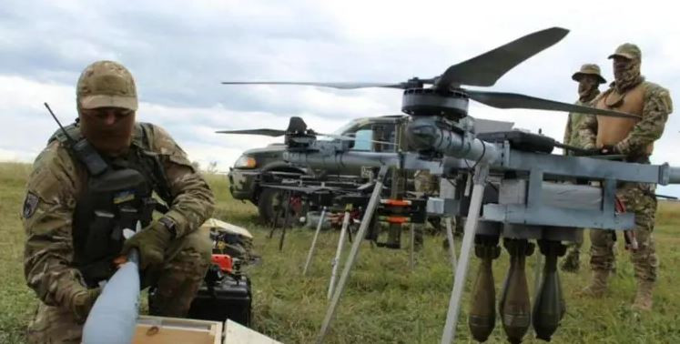 Trong số UAV FPV của RFAF, họ sử dụng tương đối lớn số UAV điều khiển bằng cáp quang giá rẻ, lặng lẽ trà trộn vào. Thứ này trông có vẻ không có gì là ghê gớm, khi đằng sau UAV có một sợi cáp quang dài vài km, giống như đang thả diều. Nhưng giải pháp này đã phá vỡ hoàn toàn sự can thiệp điện tử của AFU. 