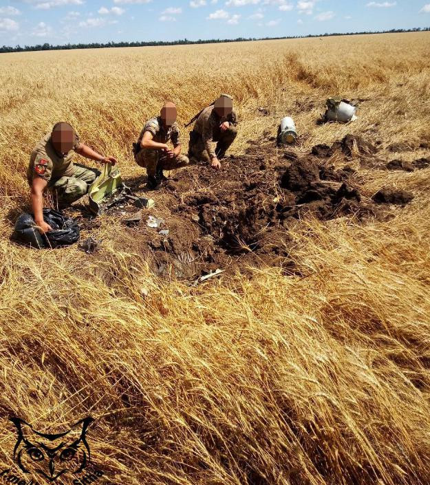 Theo ông Rogozin, các chiến sĩ của biệt đội tình nguyện BARS-11 đã hoàn thành xuất sắc nhiệm vụ, chính họ là người đã kéo quả tên lửa Storm Shadow bị bắn rơi ra khỏi vùng xám (vùng giao tranh, không do bên nào kiểm soát) ở khu vực Orekhovsky, trên hướng Zaporizhia.Ảnh: BQP Nga.