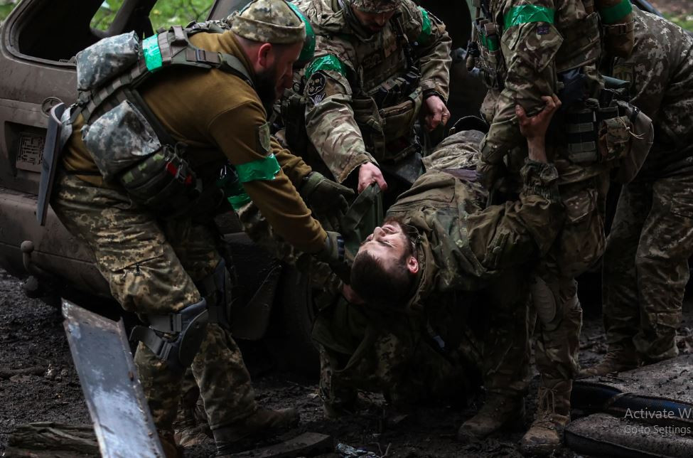 Thứ hai là liệu quân đội Ukraine có còn sức để đánh mạnh hay không, trong khi cuộc phản công mới chiếm được 3 làng nhỏ, nhưng ít nhất 30.000 đến 50.000 người đã thiệt mạng. Ngoài ra còn có tin gần đây, lính đánh thuê của Ukraine gặp nhiều xích mích với đồng đội, nên thực sự nghi ngờ liệu họ có đủ sức mạnh để tiến hành một cuộc tấn công Bakhmut hay không?