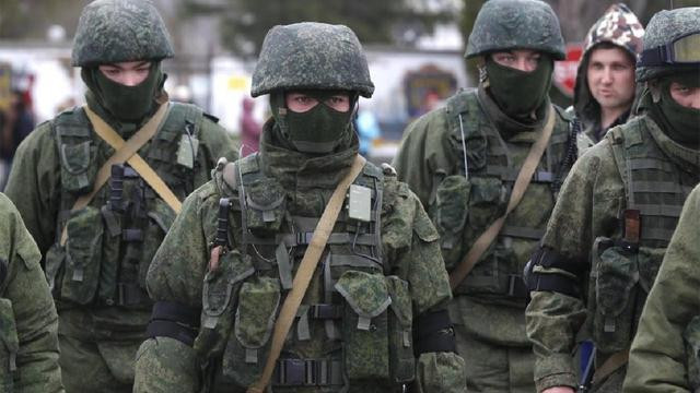 Ngoài ra, cách các làng này khoảng 3-4 km về phía đông còn có đường cao tốc T 0513, hiện vẫn do quân đội Nga kiểm soát. Ở phía đông con đường này, Nga triển khai Sư đoàn bộ binh cơ giới 150, Lữ đoàn bộ binh cơ giới 4 và 39. Trung đoàn bộ binh cơ giới cận vệ, Lữ đoàn bộ binh 40 thuộc Sư đoàn dù 98, Lữ đoàn dù cận vệ 31 và nhiều đơn vị khác.