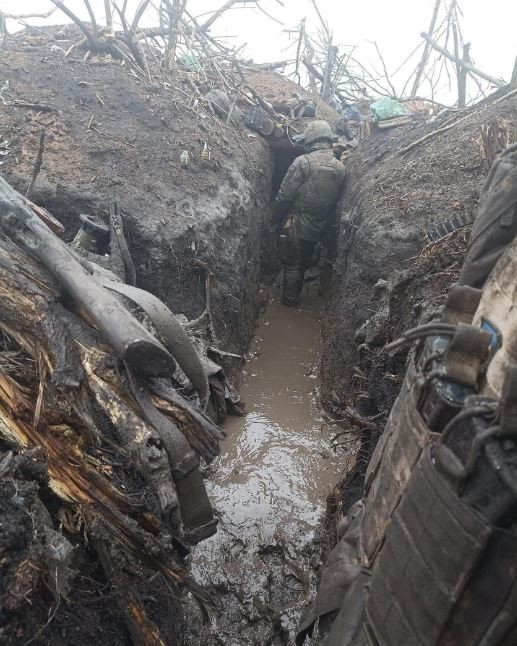 Có hai vấn đề nghiêm trọng và thực tế nhất. Thứ nhất, không còn đủ thời gian tấn công Bakhmut, Ukraine sẽ sớm bước vào mùa thu - đông. Đến lúc đó, chưa kể hoạt động của quân cơ giới quy mô lớn, các phân đội nhỏ sẽ bị bùn lầy bao vây tại các cánh đồng, vành đai rừng.