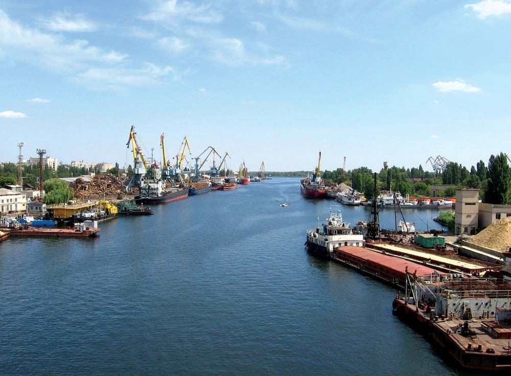 Kherson là một thành phố cảng chiến lược ở miền nam Ukraine với dân số gần 300.000 người. Hãng tin Mỹ CNN cho biết, việc thành phố thất thủ sẽ là “một bước ngoặt quan trọng” trong hoạt động của quân đội Nga, cho phép Nga kiểm soát sâu hơn bờ Biển Đen ở miền nam Ukraine. 