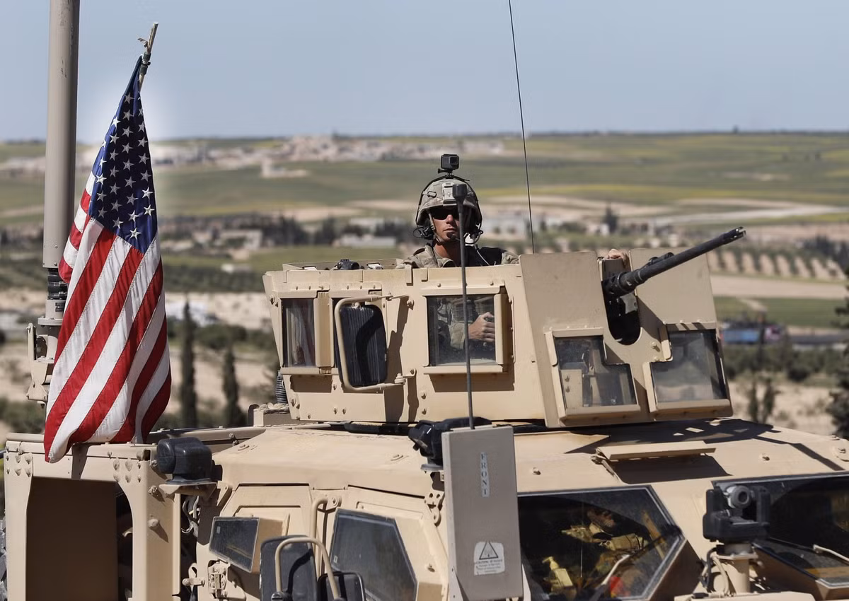 Nếu Mỹ rời Syria do Thổ Nhĩ Kỳ có khả năng bắt đầu một cuộc tấn công, thì người Kurd khó có thể cho phép quân đội Mỹ xuất hiện thêm ở các vùng lãnh thổ được họ kiểm soát trong tương lai. Tuy nhiên Mỹ liên tục phản đối Thổ Nhĩ Kỳ tấn công vào các khu dân cư của người Kurd, điều này đã gây xung đột lợi ích với Thổ Nhĩ Kỳ. Nguồn ảnh: Rina.