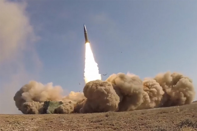 Tuy nhiên, với mật độ tập trung quân dày đặc như vậy, lực lượng này có thể bị tiêu diệt bằng một đòn tấn công mạnh mẽ bằng tên lửa đạn đạo Iskander hoặc tên lửa hành trình Kalibr của Nga.