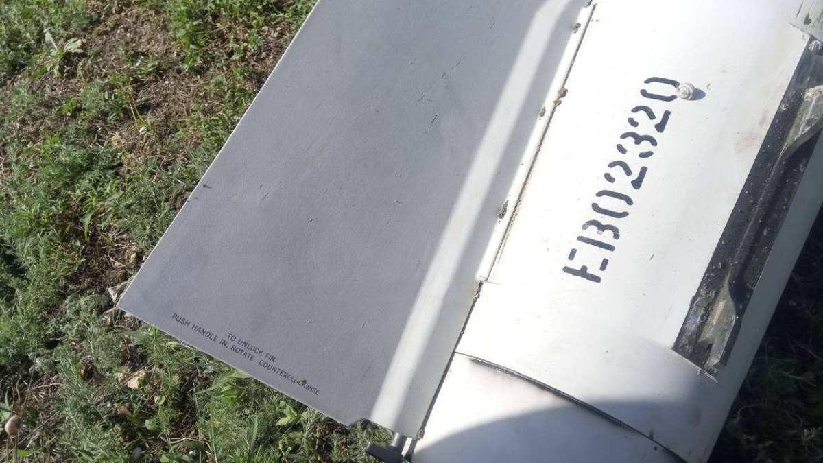 Trước đó, một quả tên lửa được xác định là tên lửa AGM-88B, đã xuyên thủng sàn bê tông trong một tòa nhà chung cư ở vùng Kherson, nguyên nhân là do sự cố của bộ phận dẫn đường quán tính và đầu dò tìm sóng radar thụ động của tên lửa. 