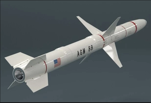 Thông tin về vấn đề này được cung cấp bởi ấn bản EADaily của Nga cho biết, quân đội Ukraine đã nỗ lực tiến hành các cuộc tấn công vào các khu vực bố trí của hệ thống phòng không S-400 và Buk-M3 trong ba tuần qua, bằng loại tên lửa hành trình chống radar mà Mỹ mới viện trợ.