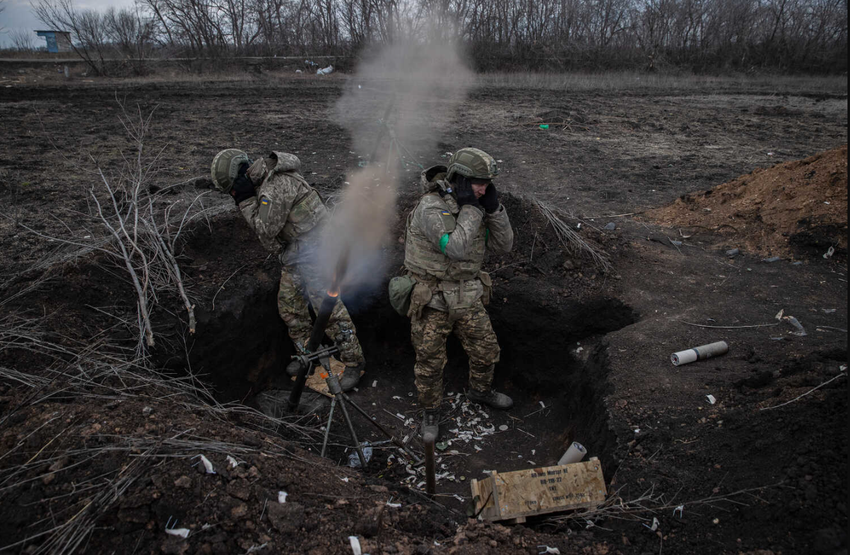 Còn hiện tại, một số đơn vị Ukraine đang rút dần từ trung tâm thành phố về phía tây qua tuyến đường sắt. Họ đến làng Ivanivsk ở phía tây nam thành phố qua một con đường mòn và từ đó rút về phía tây đến Chasov Yar và Kostiantynivka. 