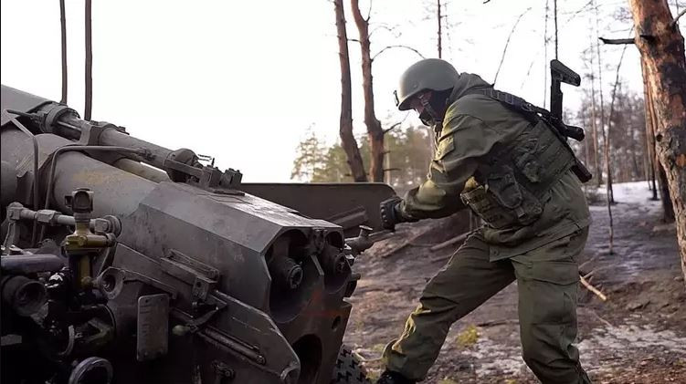 Vậy làm thế nào để quân Wagner giảm thiệt hại khi chiến đấu trong thành phố? Được biết, quân Wagner áp dụng chiến lược bao vây "tấn công bắc nam, nở hoa trung tâm và phá hủy các tòa nhà bằng pháo bắn thẳng". Do vậy trận địa phòng ngự của quân Ukraine đã bị đơn vị tấn công mặt đất của Wagner PMC "cực kỳ dồn nén". 