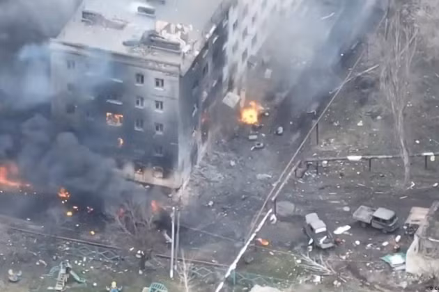 Nhưng điều khiến thế giới bên ngoài khó hiểu, là mặc dù Wagner PMC đã chiếm tòa nhà chính quyền ở trung tâm thành phố, nhưng quân đội Ukraine vẫn chiếm giữ khu vực phía tây và lối ra phía tây nam của thành phố; đồng thời giao tranh quyết liệt vẫn diễn ra.