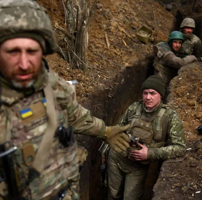 Trong khi đó, Bộ Tổng tham mưu Quân đội Ukraine đã thông báo về tình hình thảm khốc của họ ở phía tây Bakhmut. Theo thông tin do Quân đội Ukraine cung cấp, các đơn vị của lính đánh thuê Wagner đã tiến hành một cuộc tấn công rất dữ dội, buộc quân đội Ukraine phải rút lui ra bên ngoài thành phố. 