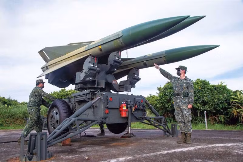 MIM-23 HAWK đã được Mỹ xuất khẩu cho nhiều quốc gia đồng minh, như Tây Ban Nha, Ả Rập Xê Út, Nhật Bản, Hàn Quốc và Thổ Nhĩ Kỳ. Mặc dù đã cũ, HAWK vẫn được sử dụng ở nhiều quốc gia và được nâng cấp liên tục, giúp nó trở thành vũ khí phòng không linh hoạt và hiệu quả trong phòng không hiện đại.