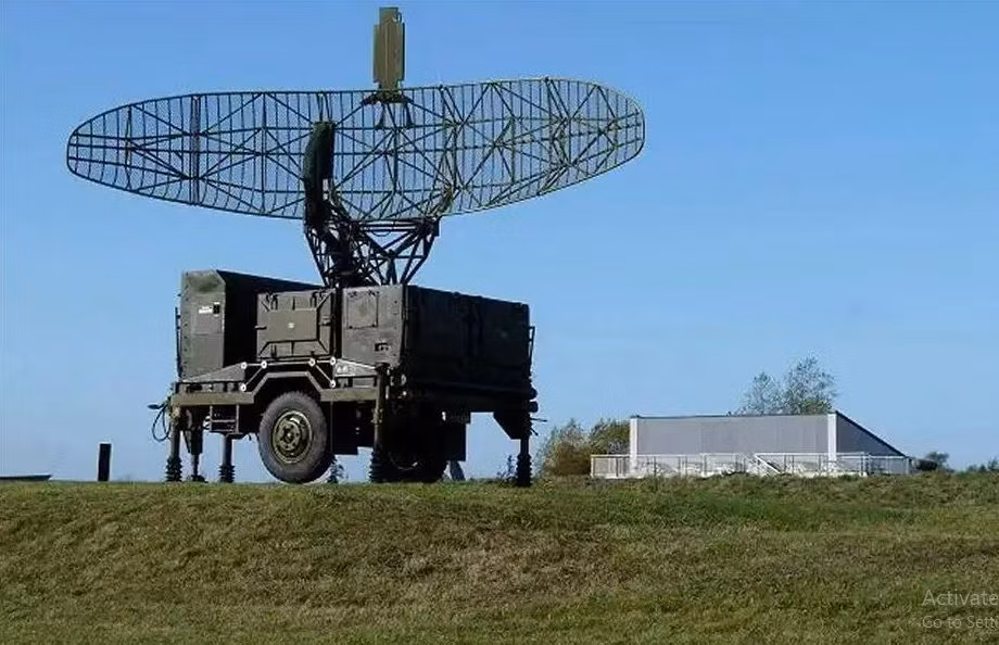 Radar dẫn đường tên lửa của hệ thống HAWK, có thể dẫn đường tên lửa tiêu diệt mục tiêu ở độ cao lên đến 18 km. Đồng thời radar trinh sát có khả năng phát hiện và theo dõi các vật thể có tốc độ cao, như máy bay chiến đấu và tên lửa.