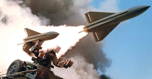 MIM-23 HAWK thường được sử dụng cùng với các hệ thống phòng không tầm xa và đắt tiền hơn, chẳng hạn như S-300 hoặc Patriot, để cung cấp khả năng phòng thủ nhiều lớp, tại các khu vực quan trọng. Tuy nhiên, HAWK cũng có thể chiến đấu độc lập, do có đủ các loại khí tài và tên lửa. 