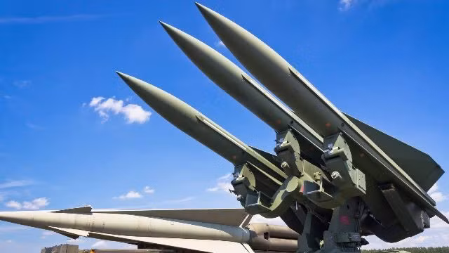 Một hệ thống tên lửa đất đối không MIM-23 HAWK của Tây Ban Nha hiện đang ở Ba Lan, đã được vận chuyển đến Ukraine vào ngày 24/11. Động thái này diễn ra sau khi Tây Ban Nha xác nhận trước đó về việc viện trợ hệ thống phòng không cũ này cho Ukraine. Trước đó, Tây Ban Nha là quốc gia đầu tiên cung cấp tên lửa MIM-23 HAWK cho Ukraine vào năm 2022, năm đầu tiên của cuộc xung đột.