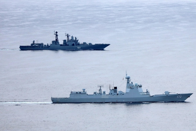 Trong khi đó, thực hiện sự di chuyển lực lượng của Hạm đội Baltic của Hải quân Nga, dẫn đến sự xuất hiện gần bờ biển của Anh một nhóm tàu chiến sẽ đến quân cảng Severomorsk của tỉnh Murmansk (Nga), trong những ngày đầu tiên của năm tới, đã khiến London lo lắng. 