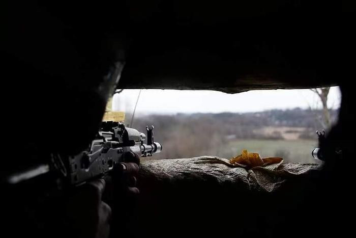 Tuy nhiên, AFU cũng không thụ động ngồi yên; họ dựa vào hệ thống công sự, hầm hào và các bãi mìn dày đặc… để giữ vững vị trí. Và bộ binh trong chiến hào sử dụng súng máy, tên lửa chống tăng, UAV FPV và súng cối để ngăn chặn các cuộc tấn công quy mô nhỏ; hỏa lực pháo binh để ngăn chặn các cuộc tấn công quy mô lớn của quân Nga.