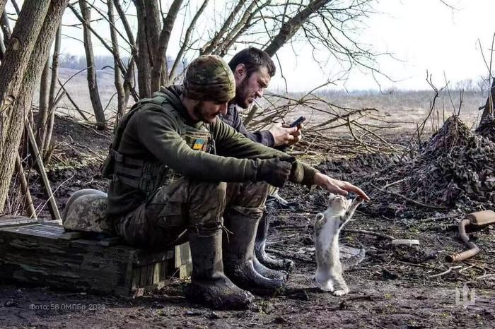 Ngoài ra, xác định Kupyansk là mặt trận trọng yếu, Bộ Tổng tham mưu AFU cũng đã có sự chuẩn bị. Trước khi quân đội Nga mở đợt tấn công mới, tướng Syrsky đã huy động một số lượng lớn quân để thiết lập một tuyến phòng thủ vững chắc trên bờ đông sông Oskil.