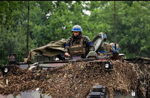 Rossiya Gazeta cũng cho biết, Quân đội Ukraine duy trì lợi thế rất lớn về thông tin liên lạc băng thông rộng hiện đại và internet quân sự, cho phép kiểm soát chiến trường sâu hơn và sử dụng UAV để thực hiện các cuộc tấn công vào hậu phương, thường làm tê liệt việc tiếp tế và luân chuyển quân ở tiền tuyến.