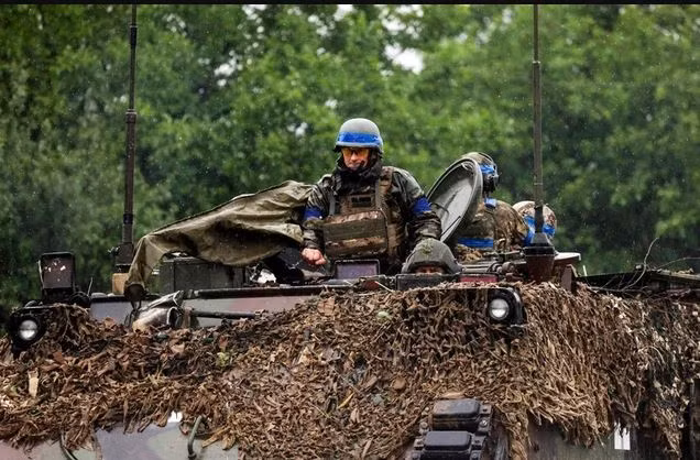 Rossiya Gazeta cũng cho biết, Quân đội Ukraine duy trì lợi thế rất lớn về thông tin liên lạc băng thông rộng hiện đại và internet quân sự, cho phép kiểm soát chiến trường sâu hơn và sử dụng UAV để thực hiện các cuộc tấn công vào hậu phương, thường làm tê liệt việc tiếp tế và luân chuyển quân ở tiền tuyến.