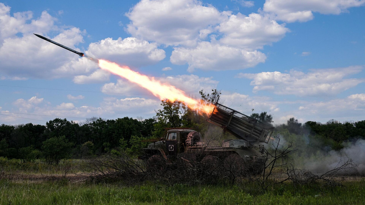 Làn sóng đổ bộ thứ hai, được cho là "dựa trên thành công" của đợt đổ bộ đầu tiên, nhưng đã không rút kinh nghiệm của đợt tiến công thứ nhất và họ cũng nằm lại dưới hỏa lực của pháo binh Nga. Những binh lính Ukraine còn sống sót, tiếp tục trở thành mục tiêu của những chiếc UAV FPV của Nga.