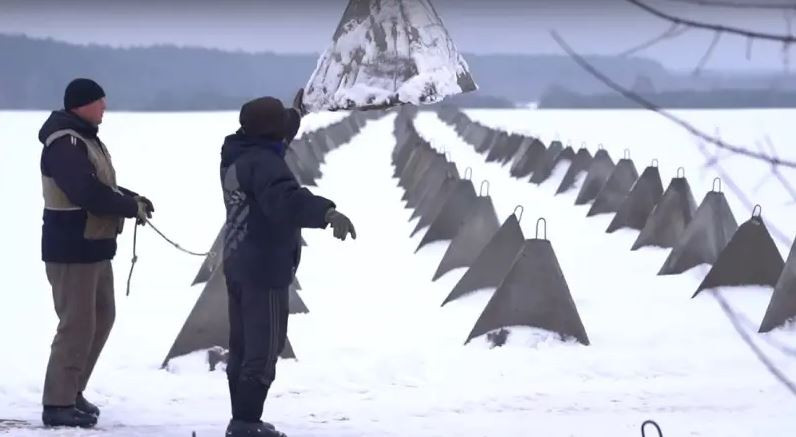 "Phòng tuyến Syrsky" là tuyến phòng thủ “răng rồng”, đã được lực lượng công binh Quân đội Ukraine xây dựng và vật liệu xây dựng còn lại chất đống dọc bên đường. Kết quả là, lực lượng tiến công của Ukraine phải di chuyển dọc theo con đường hoặc dọc theo một khu vực cánh đồng, đang bị pháo binh của Nga bắn chặn, khiến thiệt hại nặng hơn.