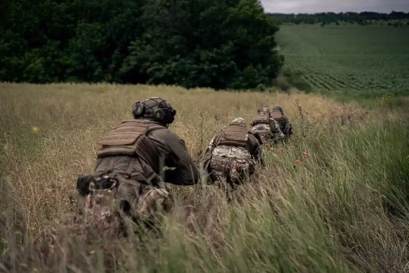 Sau đợt pháo hỏa chuẩn bị của quân Ukraine, nhưng quân Nga đã thực hiện “30 phút im lặng”, khiến chỉ huy Quân đội Ukraine lầm tưởng là các trận địa pháo binh của Nga đã bị chế áp và yên tâm đưa lực lượng tiến lên. Nhưng quân Ukraine không thể ngờ rằng, cơn mưa hỏa lực sẽ bao trùm xuống, khi họ tiếp cận Glubokoye.