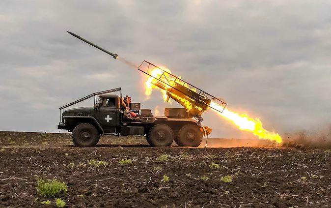 Mở đầu cuộc phản công, quân Ukraine thực hiện các đợt hỏa lực bắn phá chuẩn bị, ngoài pháo binh và súng cối, còn có cả hỏa lực xe tăng từ hữu ngạn hồ chứa nước Travyanskoye, bắn vào trận địa phòng ngự của quân Nga ở làng Glubokoye.