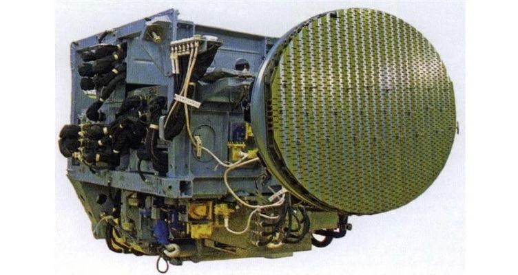 Ví dụ, máy bay đánh chặn MiG-31 Foxhound tự hào có hệ thống radar có kích thước gấp khoảng 10 lần radar trên máy bay chiến đấu chủ lực F-16 của Không quân Mỹ lúc bấy giờ. Tương tự, máy bay chiến đấu Su-30 được thiết kế với radar lớn, có thể hoạt động như một “AEEW&amp;C mini”.