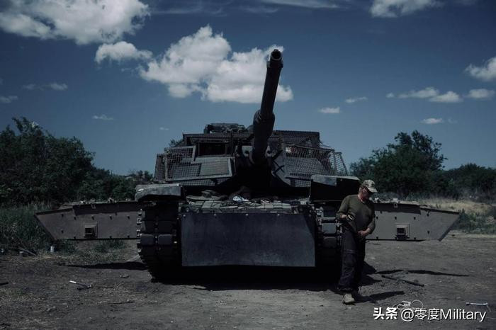 Ngoài ra, không giống như xe chiến đấu bộ binh M2 Bradley cung cấp cho Lữ đoàn bộ binh cơ giới 47, Mỹ từ chối cung cấp cho Ukraine xe tăng chiến đấu chủ lực hoàn toàn mới. Do vậy số lượng xe tăng M1A1SA Abrams mà Mỹ viện trợ cho Ukraine chỉ dừng lại ở con số 31 chiếc.