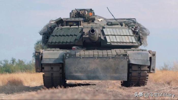 Dù thế nào đi nữa, RFAF đã phát hiện ra quá nhiều điểm yếu của xe tăng chiến đấu chủ lực M1A1SA. Năm 2024, Lữ đoàn bộ binh cơ giới 47 công bố một đoạn video, cho thấy hệ thống phòng thủ “đa dạng” của xe tăng M1A1SA, bao gồm giáp phản ứng nổ của Ukraine “độ thêm” ở hai bên và trên tháp pháo, cũng như "áo giáp lồng" dùng để chống UAV và các hệ thống tác chiến thiết bị điện tử. Tuy nhiên, sau nhiều lần thực chiến, các biện pháp phòng thủ này không phát huy được vai trò gì đáng kể.