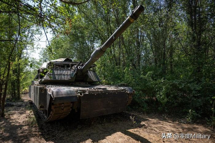 Hiện Quân đội Mỹ vẫn còn hàng nghìn xe tăng chiến đấu chủ lực Abrams trong kho. Mặc dù M1A1SA cung cấp cho Ukraine là phiên bản riêng của Quân đội Mỹ, nhưng về tổng thể, một số thiết bị quan trọng đã được tháo dỡ trước khi chuyển giao cho Ukraine, nên có tính năng kém hơn nhiều so với M1A2.