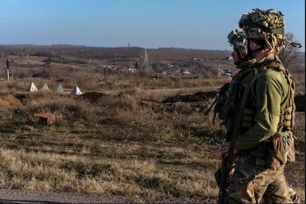 Câu hỏi đặt ra, là làm thế nào để quân Ukraine vượt qua các bãi mìn do Nga bố trí, bao gồm cả cái gọi là "hàng rào răng rồng". Trên thực tế, quân đội NATO không có kinh nghiệm trong vấn đề này. 