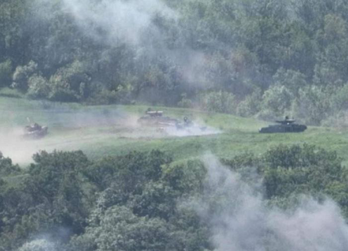 Những nơi khác trên chiến trường Donbass không có những thay đổi lớn. Ở phía đông, Ukraine cho biết lực lượng Nga đang tìm cách tấn công các khu vực dọc theo mặt trận chính, đồng thời dồn lực vào thành phố Solviansk.