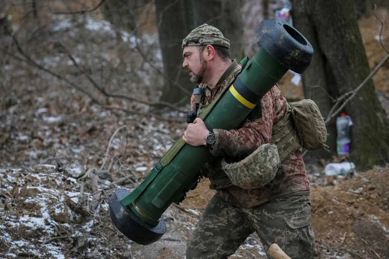Quân đội Ukraine tiến hành chiến thuật phục kích quen thuộc vào lực lượng thiết giáp Nga đang hành quân; nhưng lính đặc nhiệm Nga nhanh chóng hỗ trợ và mở cuộc phản công bằng súng phóng lựu RPG (B41) và súng tiểu liên.