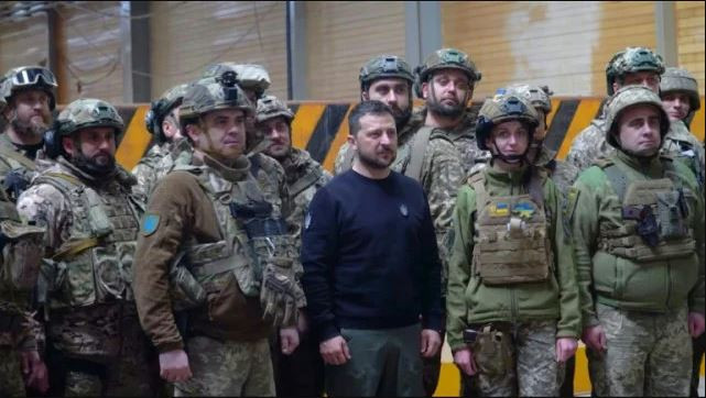 Điều đáng chú ý là việc quyết tâm bảo vệ Avdiivka là quyết định cá nhân của Tổng thống Ukraine Zelensky, khi ông đã không nghe lời của Tướng Zaluzhny về việc cần phải rút quân khỏi Avdiivka để bảo toàn lực lượng. Do đó, nguyên thủ quốc gia sẽ phải đích thân trả lời về việc mất Avdiivka.