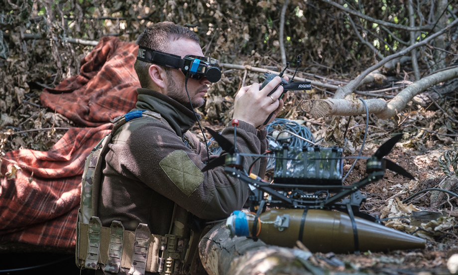 Lữ đoàn Chasseur độc lập số 68 cho biết trong một tuyên bố rằng, “Saba” đã tham gia chiến đấu kể từ ngày đầu tiên của cuộc xung đột Nga-Ukraine. "Anh ấy khởi đầu là một lính bộ binh và sau đó bắt đầu sử dụng UAV và là một trong những người sáng lập đơn vị UAV Dobush Hornet 1. Saba trở thành người giỏi nhất trong lĩnh vực này và đã góp công đào tạo nhiều phi công UAV khác”. 